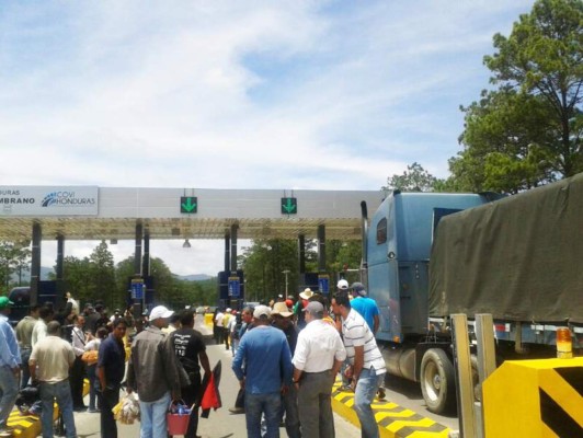 Transportistas protestan contra peaje en carretera al norte de Honduras