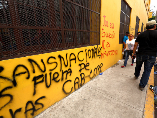 Plagaron inmuebles con consignas e insultos