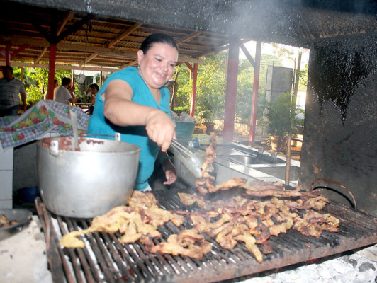 Deliciosas carnitas asadas al calor de las brasas
