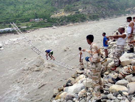 Al menos 1,000 muertos por inundaciones en India