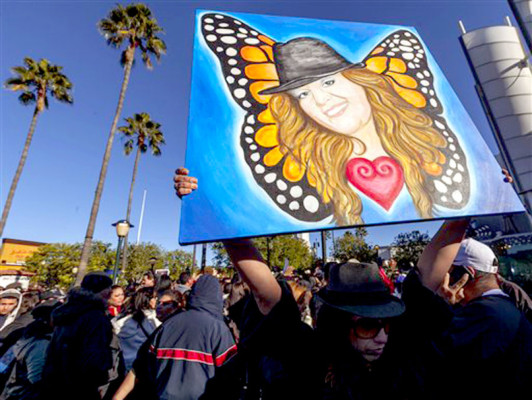 Con trompetas y mariposas, fans despiden a Jenni Rivera en Los Ángeles