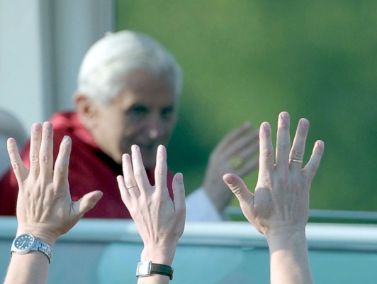 Papa Benedicto XVI anuncia su renuncia por falta de 'fuerzas'