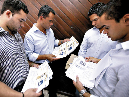 Inicio de escrutinio pone a Álvarez dos puntos arriba