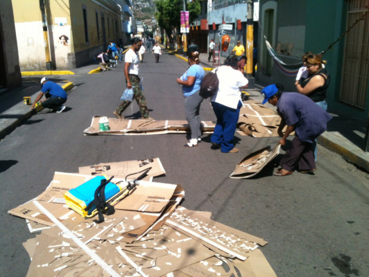 Alfombras adornan calles de Tegucigalpa