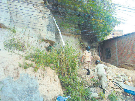 Gigantesca roca amenaza vecinos de Lomas del Cortijo
