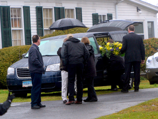 Entierran a primeras víctimas de masacre en escuela de Connecticut