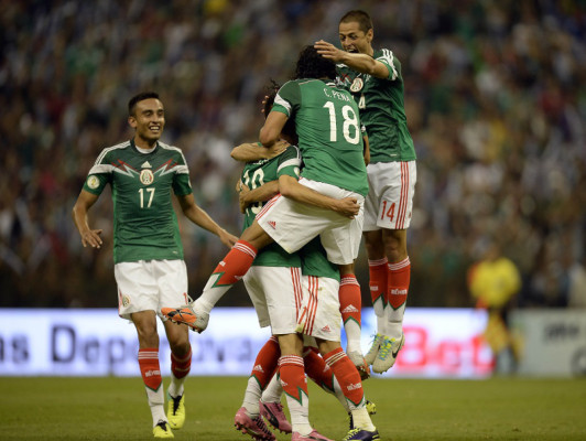 México revive con chilena milagrosa