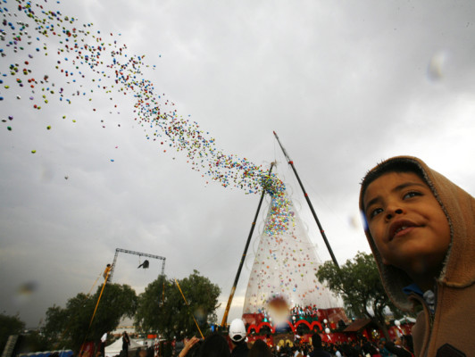 Fiesta de Reyes Magos ilusiona a niños del mundo