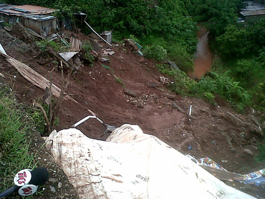 Dos casas más en peligro a causa de lluvias en la colonia Izaguirre