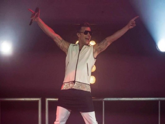 Ricky Martin cantó en falda en Viña del Mar 2014