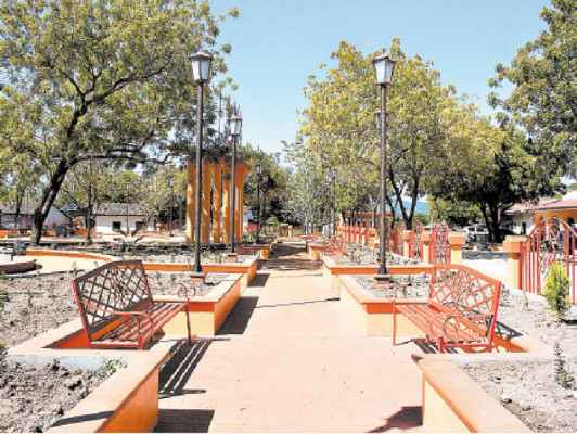 Vecinos de Marcovia estrenan moderna plaza