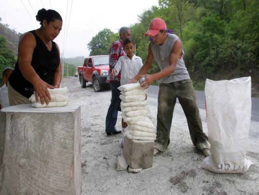 Manos artesanas del oro blanco