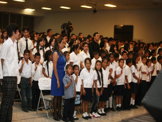 Estudiantes bilingües enseñarán inglés
