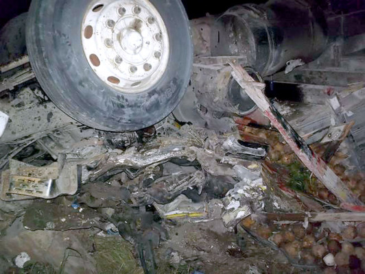 Dos muertos y un herido en volcamiento de camión