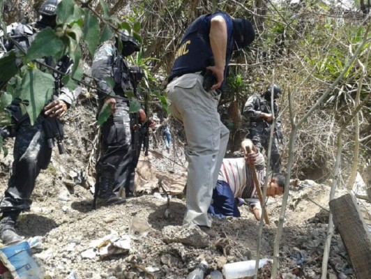 Descubren cementerio clandestino y 'casas locas”