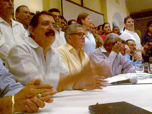 Manuel Zelaya llama a salir a las calles