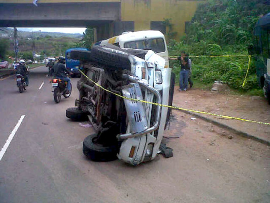 Loco del volante atropella a policía en el anillo periférico de Tegucigalpa