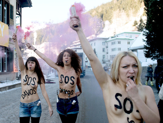 Fotos: Feministas con pechos desnudos protestan en Davos
