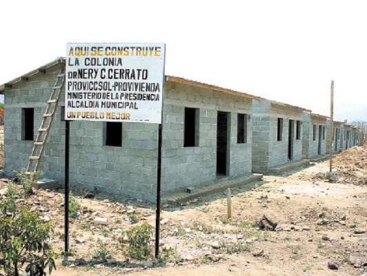Familias aportan mano de obra para lograr una casa