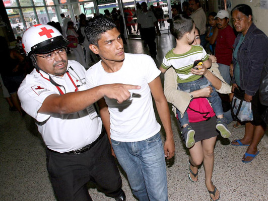 Un muerto y 10 heridos al volcar autobús en Tegucigalpa