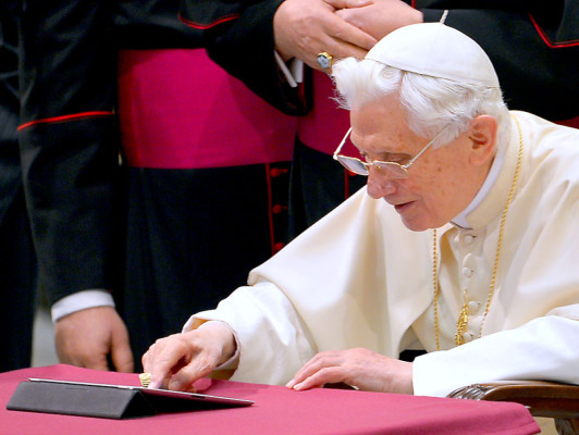 'Os bendigo a todos de corazón', primer tweet papal