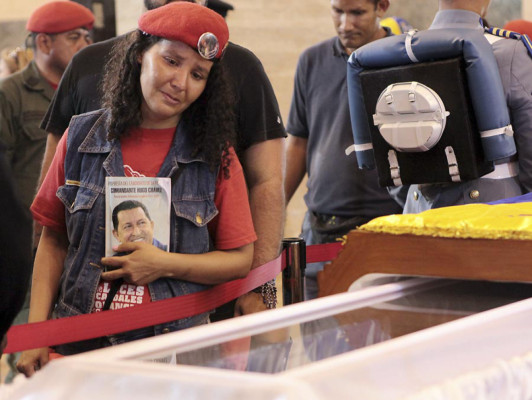 Se despiden de Chávez ante féretro abierto
