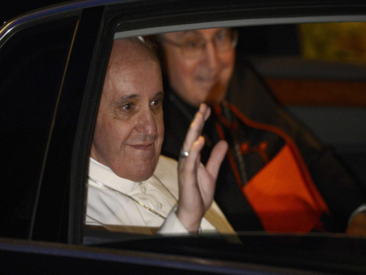 Papa lava y besa pies de detenidos en cárcel romana