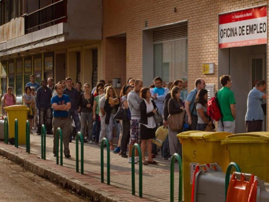 Desempleo en España cae por primera vez desde 2007