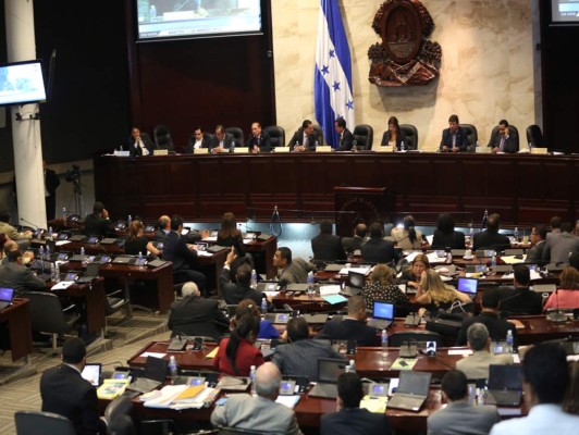 No hay regulación para frenar cobros en dólares