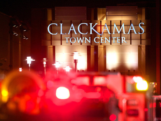 Mueren tres personas en tiroteo en centro comercial en EEUU