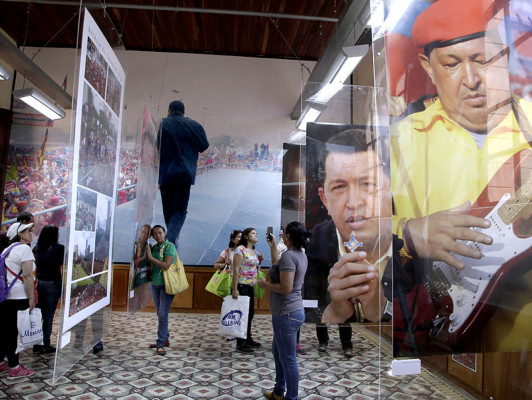 Los chavistas están endiosando a Hugo Chávez