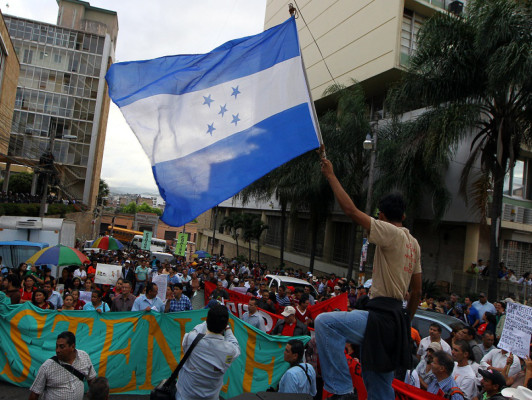 Maestros protestan en Tegucigalpa; 'Resolveremos el desmadre”: Lobo