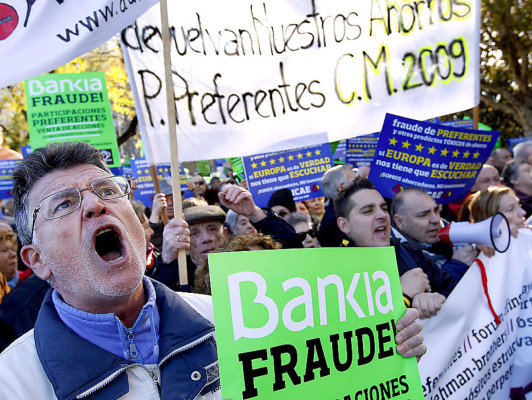 Manifestantes exigen a los bancos que les devuelvan su dinero