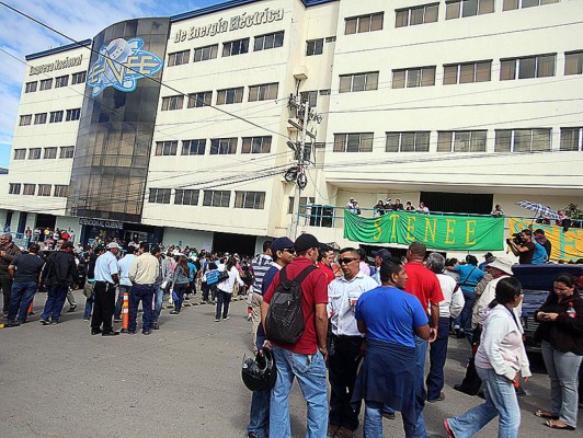 Gobierno y térmicas revisan cifras para afinar precios