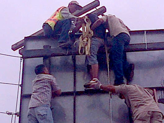 Mientras instalaban rótulo, jóvenes reciben descarga eléctrica