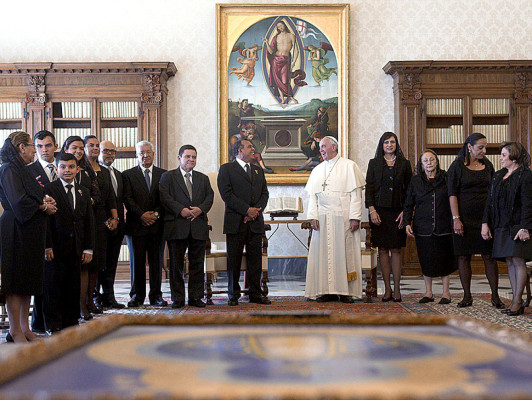 Presidente de Honduras regresa hoy del Vaticano