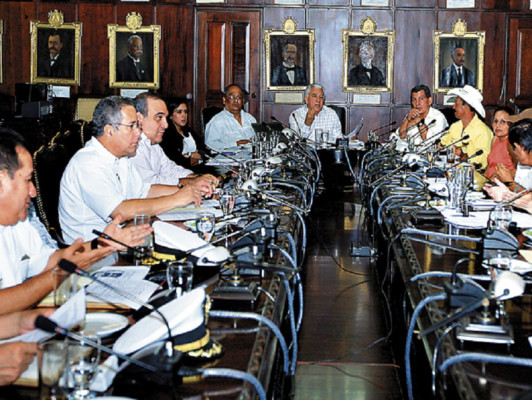 Pescadores claman auxilio por tensión en Golfo