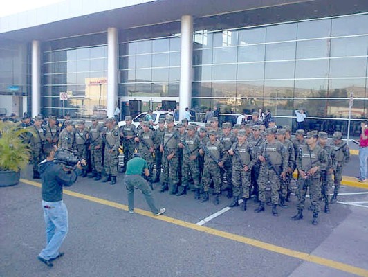 Fuerza interagencial se toma aeropuertos