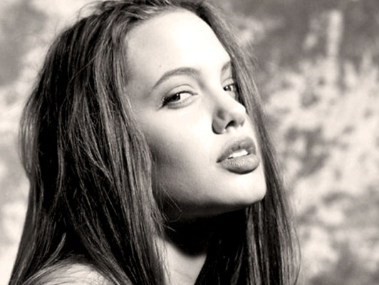 Fotos sensuales de Angelina Jolie a los 16