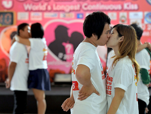 Comienza la prueba para batir el récord mundial de beso más largo