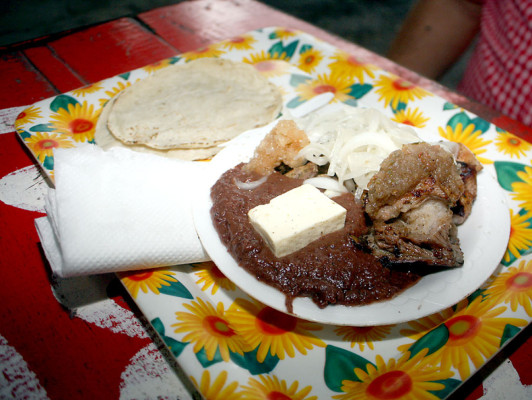 Deliciosas carnitas asadas al calor de las brasas
