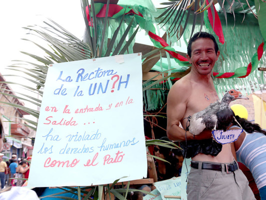 Plagaron inmuebles con consignas e insultos