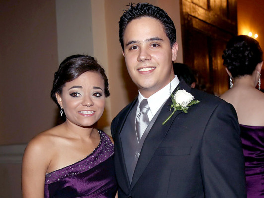 Elegante velada nupcial entre rosas