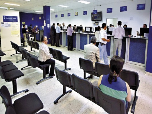 Irregular extensión de títulos en islas de la bahía