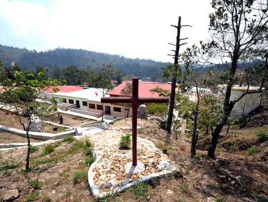 Sacerdote francés construye hospital en Ojojona