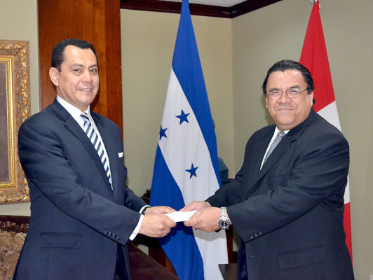 Embajador del Perú presenta copias de estilo a Honduras