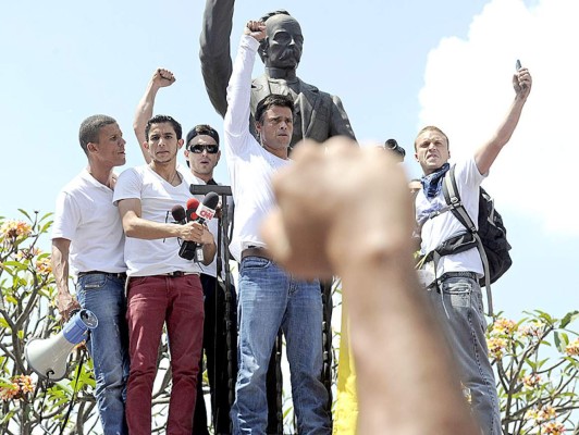 Opositor prófugo se entrega a justicia durante protesta en Caracas