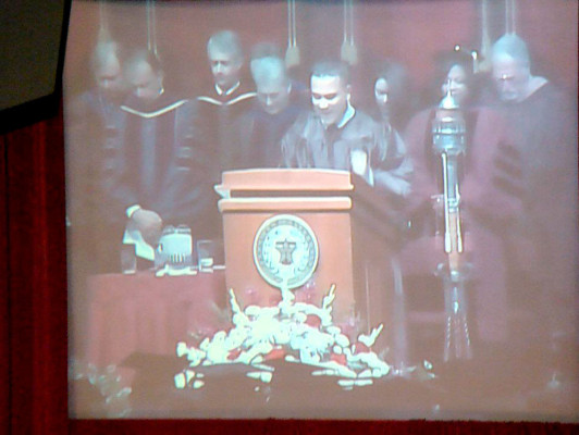 Hondureño que dormía debajo de un puente cuenta su historia en Harvard