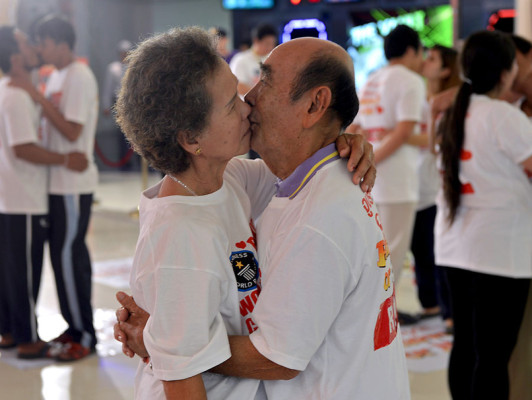 Comienza la prueba para batir el récord mundial de beso más largo