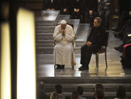 Papa exhorta a mafiosos a 'convertirse' y condena su 'dinero ensangrentado'